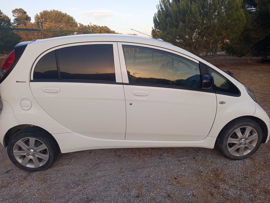 Peugeot ion elétrico.