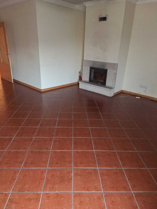 Apartamento T2 Com Garagem Para Arrendamento Em Astromil, Paredes