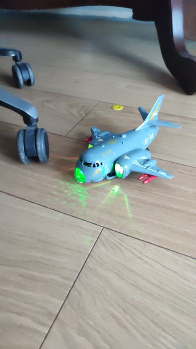 Літак, світло, звук, шасі піднімається, їздить, оминає перешкоди