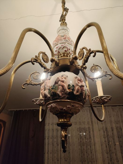 Duży porcelanowy żyrandol w aniołki Stan BDB