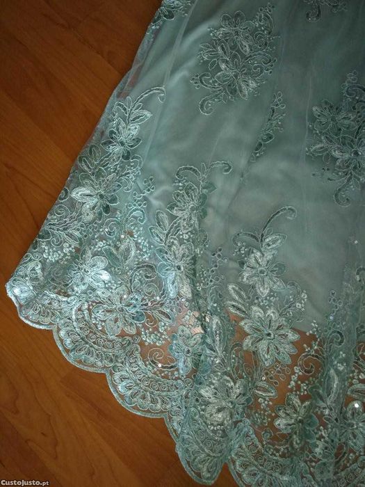 Vestido para casamento, com cauda.