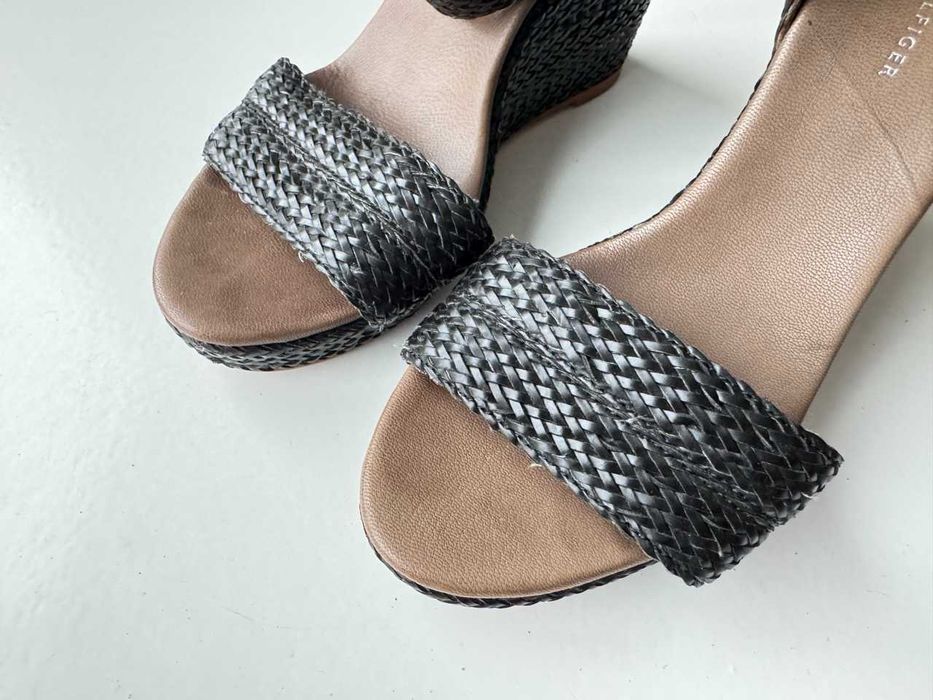 Sandały na koturnie Tommy Hilfiger – Rozmiar 37