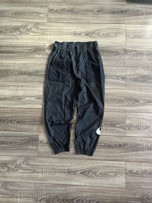 спортинві нейлонові штани від Nike