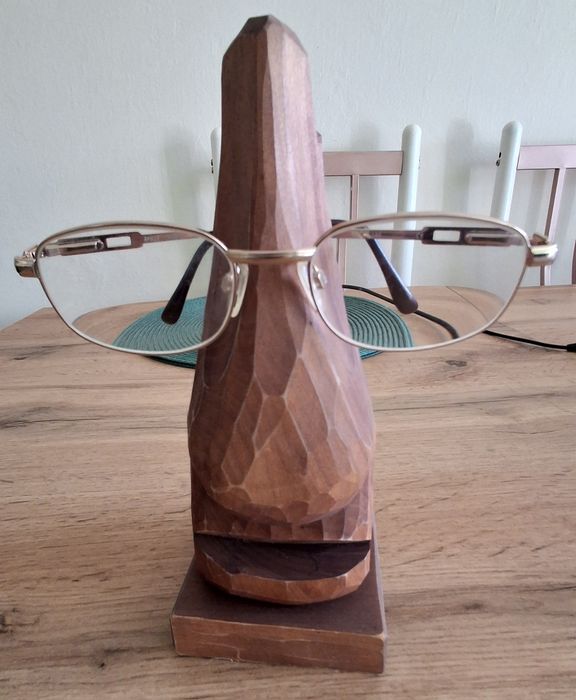 Stojak z drewna, nosek na okulary