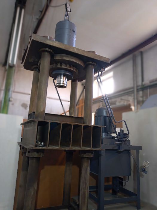 Prasa hydrauliczna firmy Hydrapres  200 T.