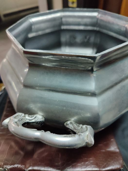 Terrina antiga em estanho