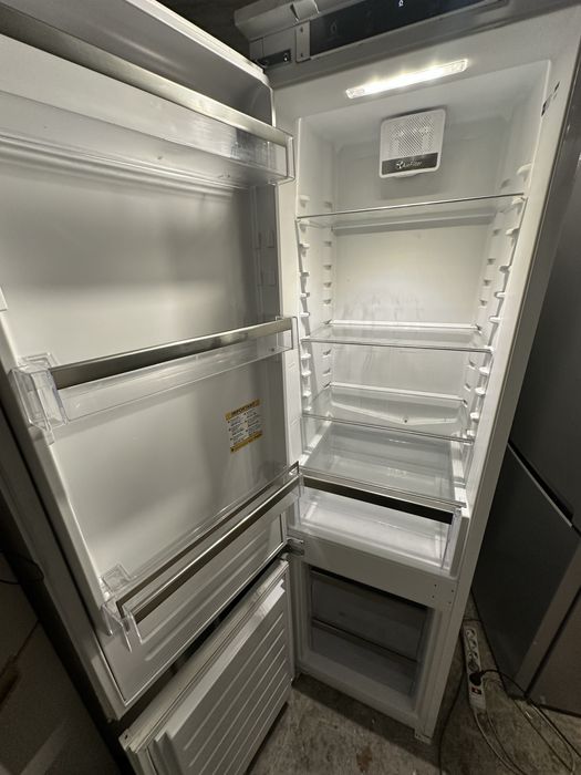 Холодильник вбудований/встроеннный