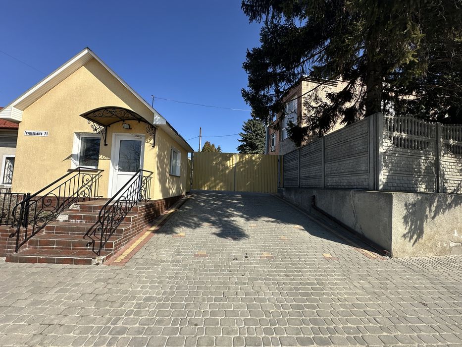 Продається приміщення вільного призначення в пригороді Тернополя.