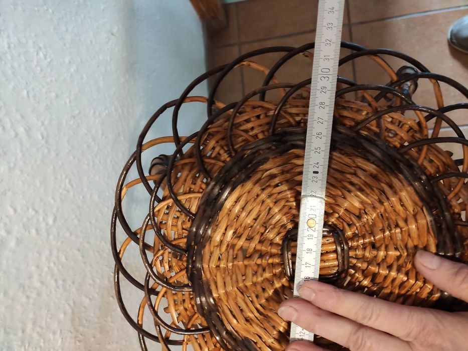 Świecznik wiklinowy .