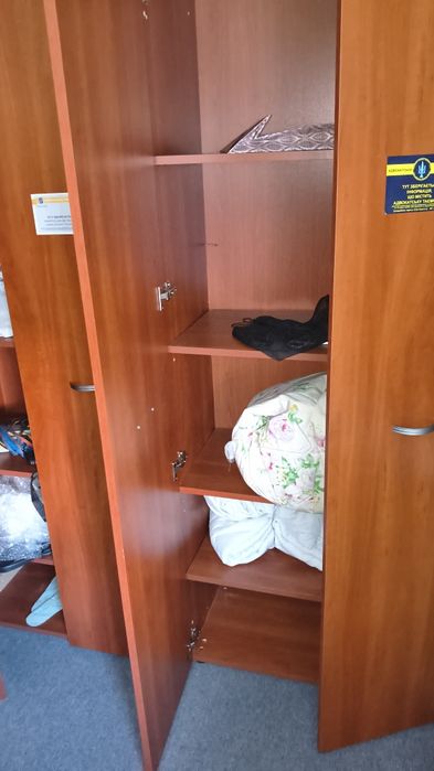 Срочно продам офисные столы , кресла шкафы б/у