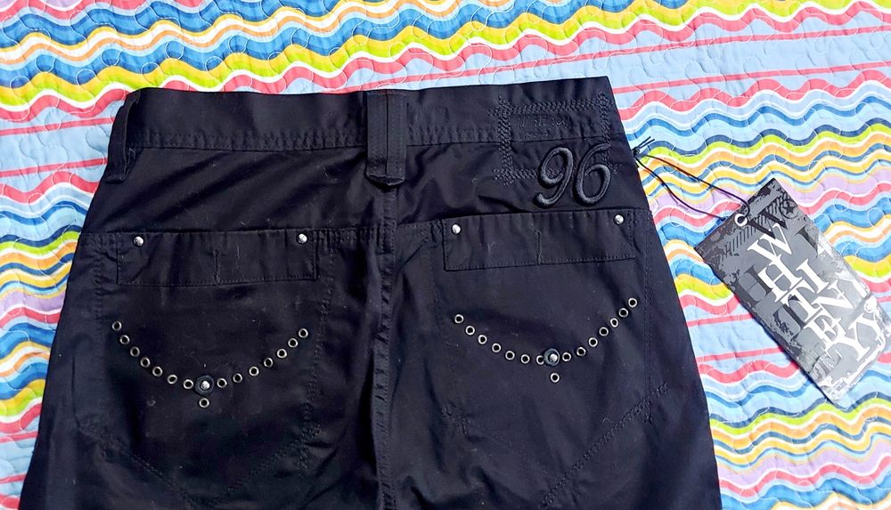 Нові чорні штани на навчання