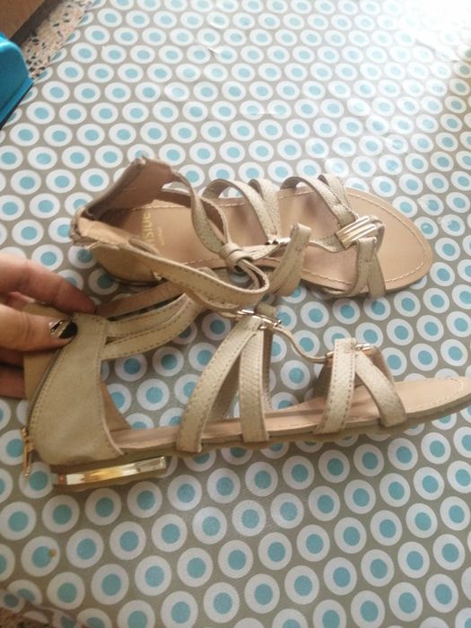 Sandálias bege. 37