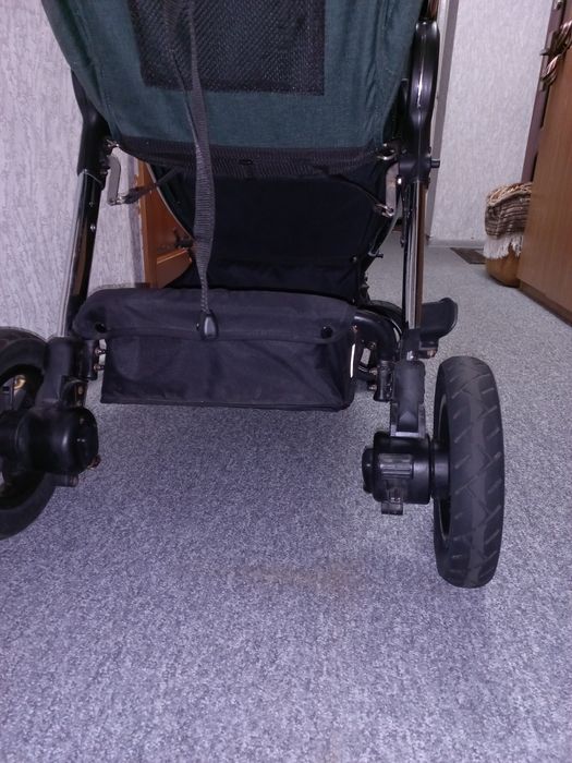 Продам прогулянковий візок, коляску  Carello Supra, надувні колеса.