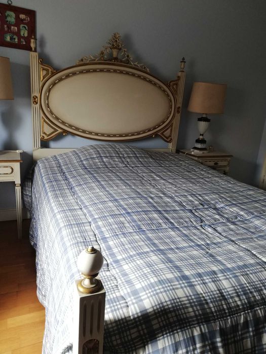 Cama de madeira pintada, estilo romântico