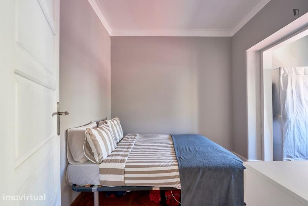 Quarto - localizado em Amadora Lisbon