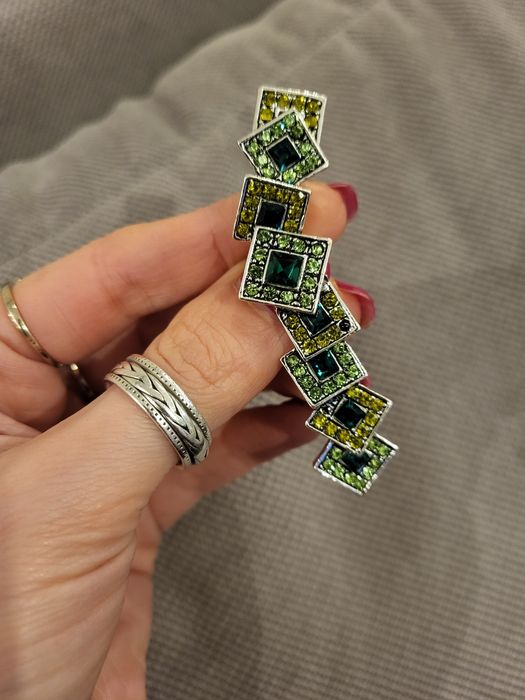 Nowa broszka ozdobna