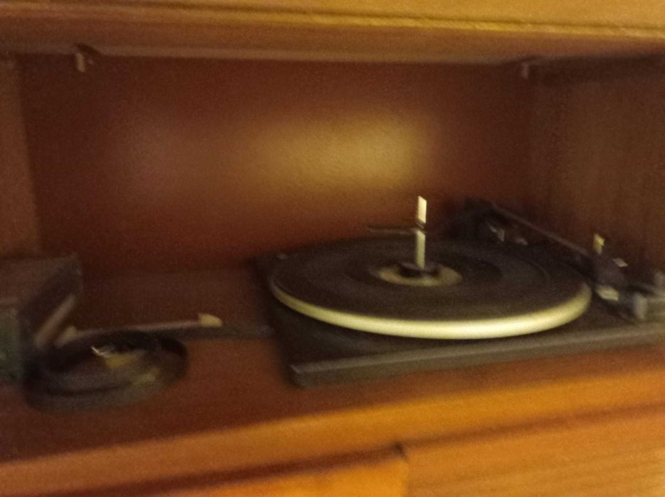 Móvel vintage com gira-discos e rádio