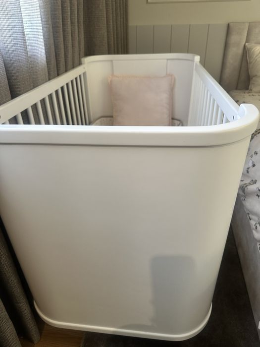 Cama de grades de bebe formato curvo