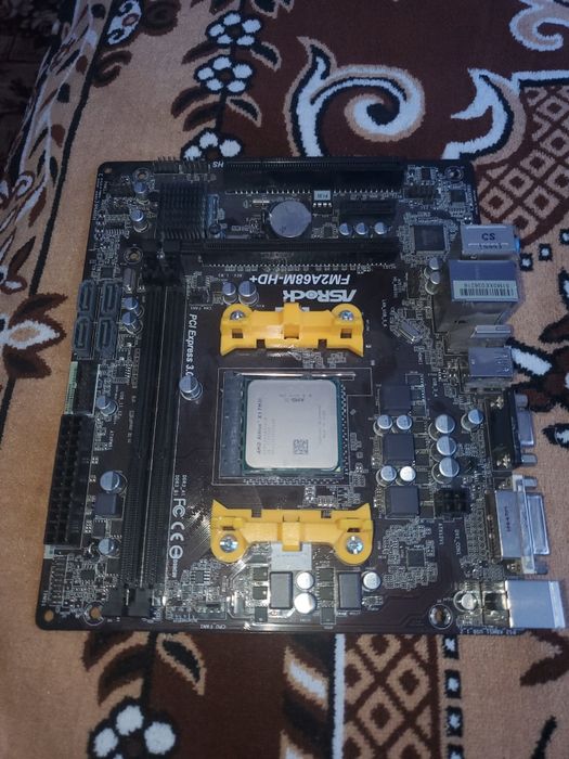 Робоча материнська плата і процесор