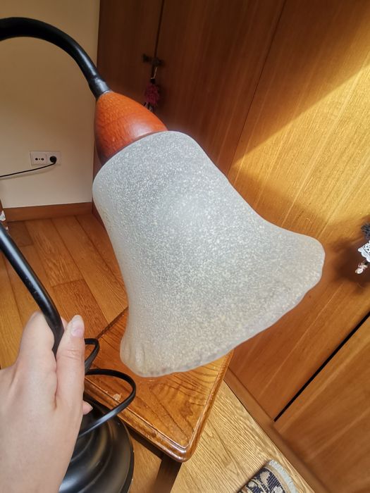 Candeeiro de vidro e metal de mesa