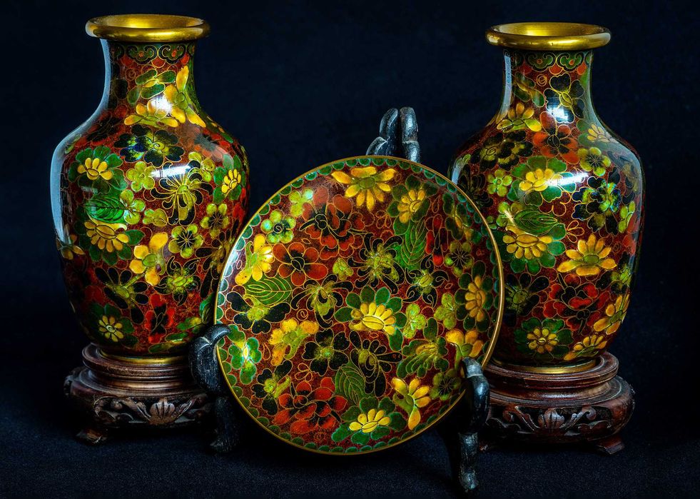 Par de Pequenos Vasos / Jarras e Prato Chineses Metal Cloisonné