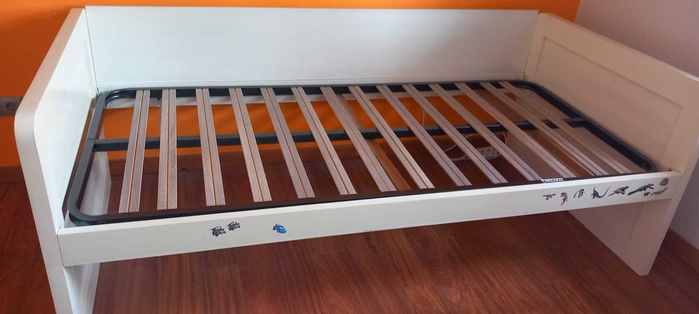 Cama de solteiro em madeira maciça com gavetão