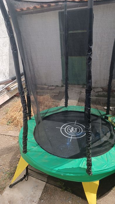 Trampolim de criança com proteção