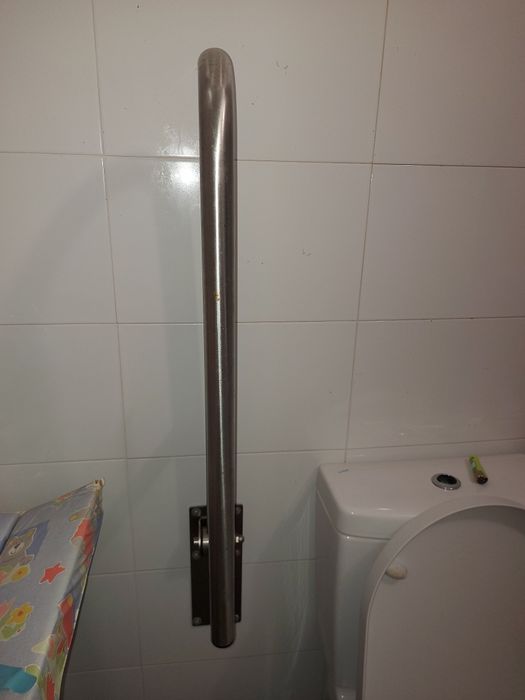 Braço de apoio de wc