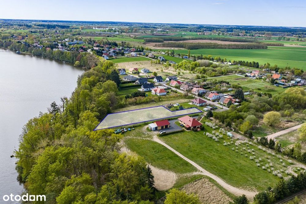 Działka budowlana z linią brzegową jeziora