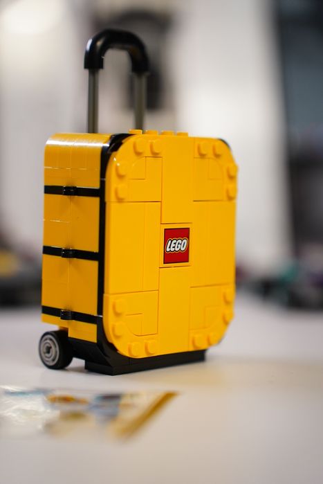 LEGO  Żółta walizka podróżna 40817