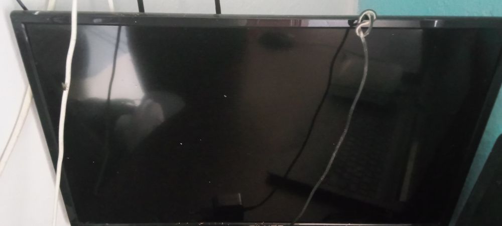 2 TVs: one is a Samsung brand and the other is a generic brand64285920359937122