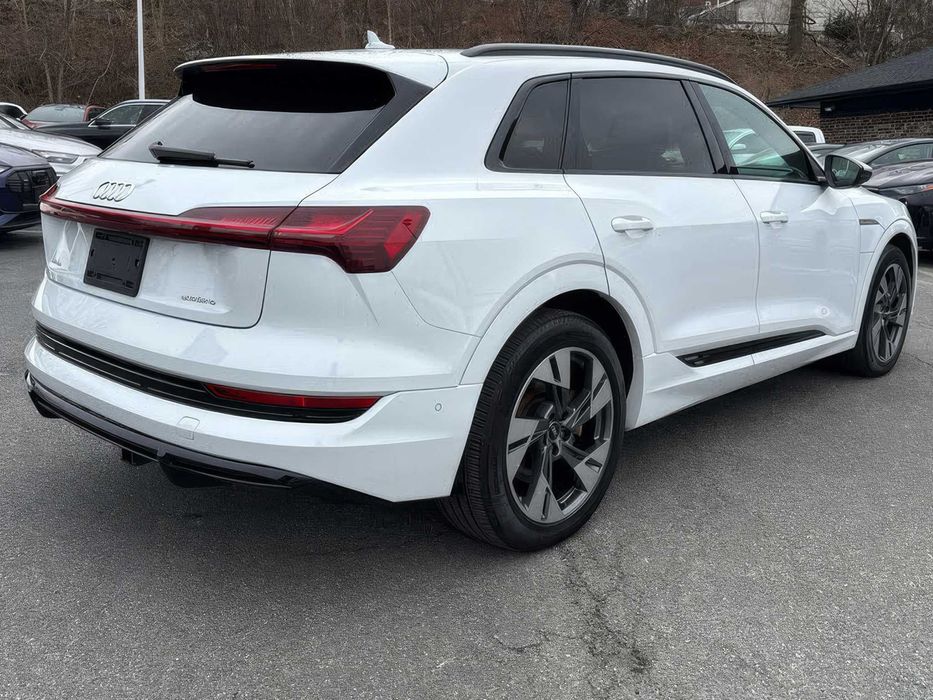 Audi e-tron Premium quattro      2022