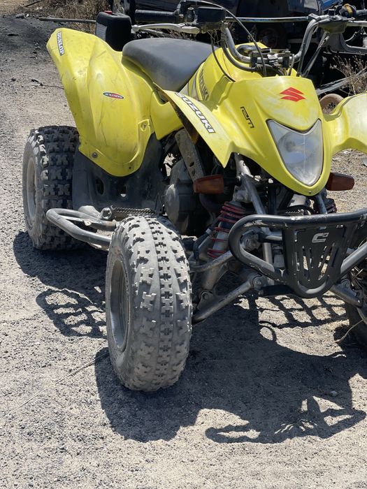 Vendo moto quatro Suzuki ltz 250 com documentos a funcionar e a andar mais informações envia mensagem