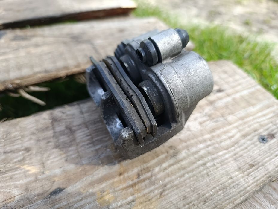 Zacisk hamulcowy przód Aprilia SX 125 18 – 21 r klocki hamulcowe A4