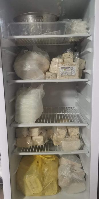 Kozie ekologiczne mleko oraz kozie sery, serwatka, jaja kurze.