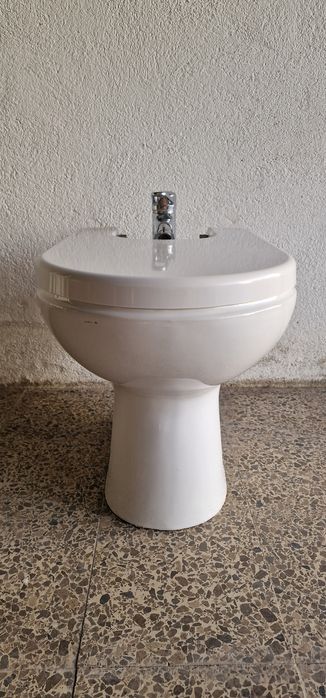 Bidé em cerâmica com torneira e sifão