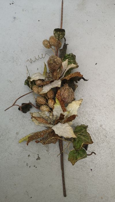 Arranjo floral dourado.