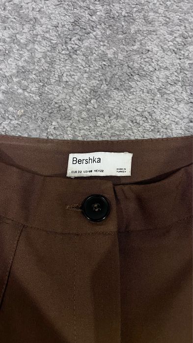 коричневые брюки Бершка