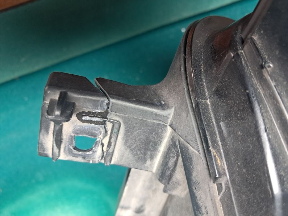 Farol en muito bom estado, só com um suporte recoperado