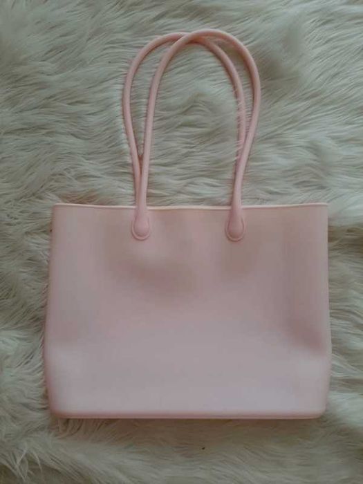 Gumowa różowa torebka na ramię