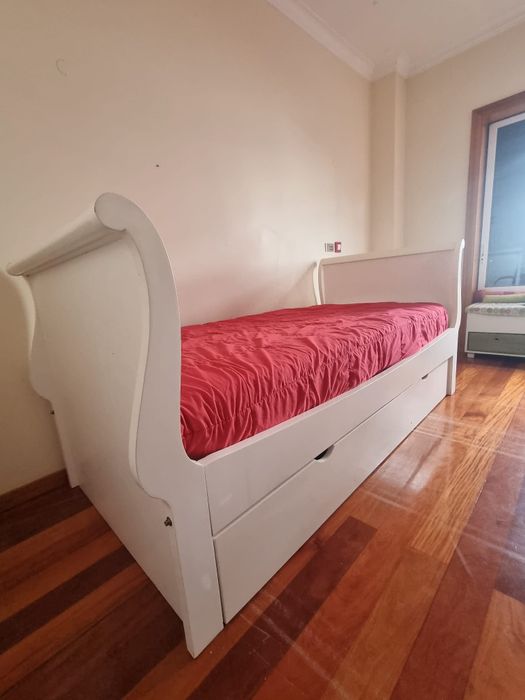 Cama de solteiro madeira lacada