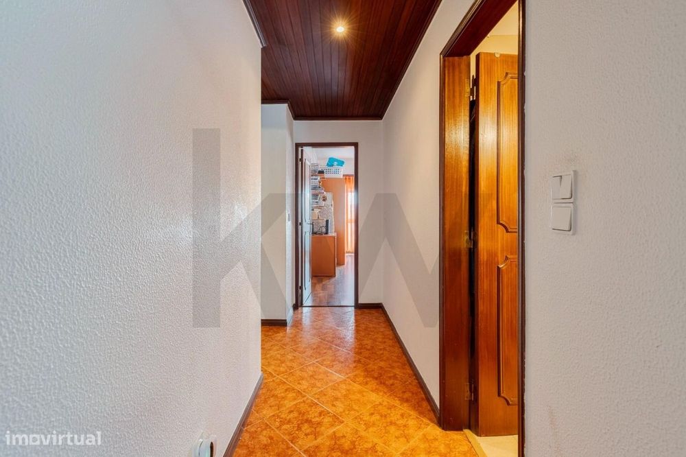 Apartamento T3 com Varanda e Vista para a Serra da Arrábida – Praça de