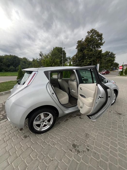 Nissan leaf з підігрівом і сонячною панелью