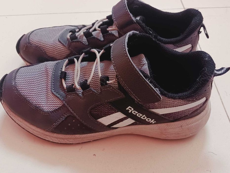 Ténis Reebok velcro tamanho 34