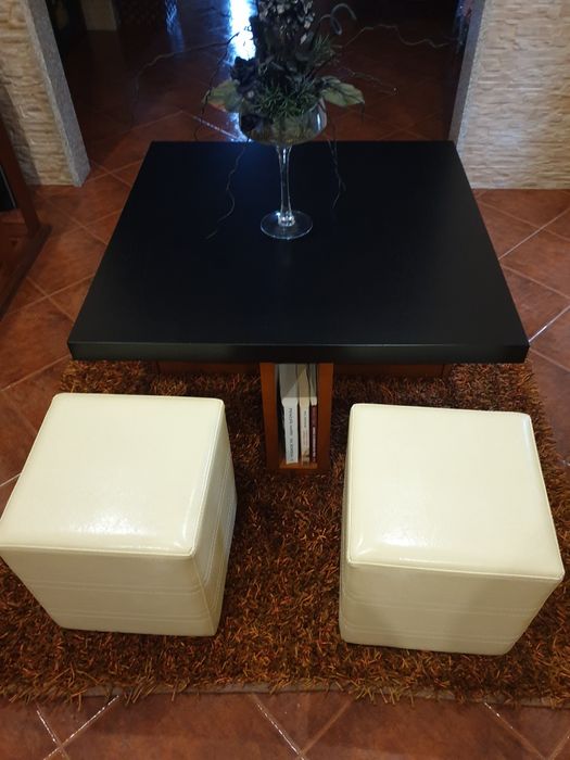 Moveis sala de estar com mesa para 4 pessoas com bar integrado.
