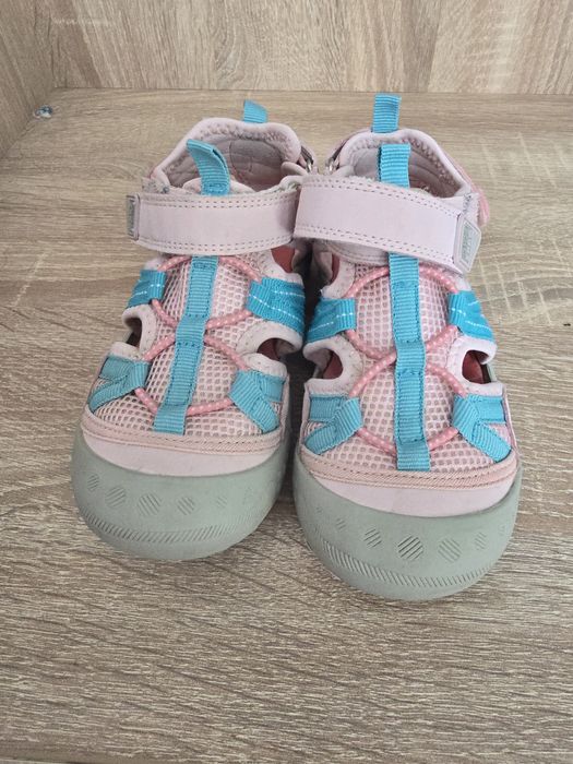 Босоніжки з закритим носиком та п’яткою