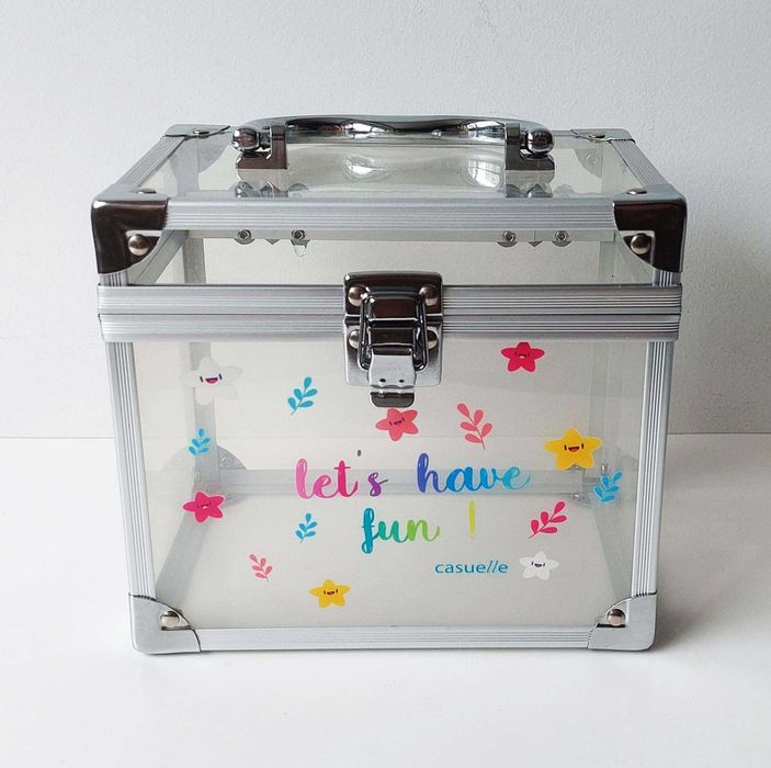 Caixa de plástico em forma de baú com fecho