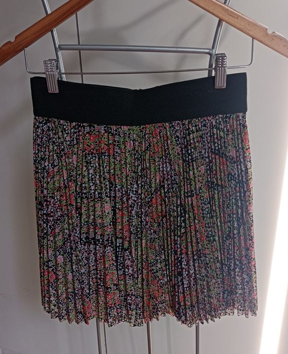 Saia plissada às flores