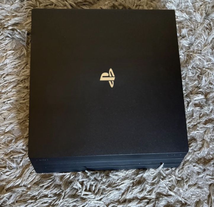 Ps4 pro com 2 comandos