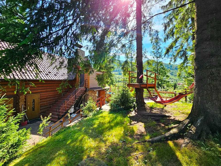 Продається діючий готель на березі річки Опір в курортному с. Славське